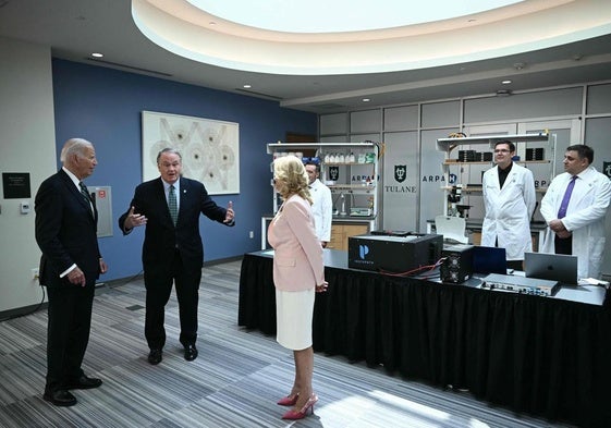 Joe y Jill Biden durante su visita al centro de investigación de Nueva Orleans.