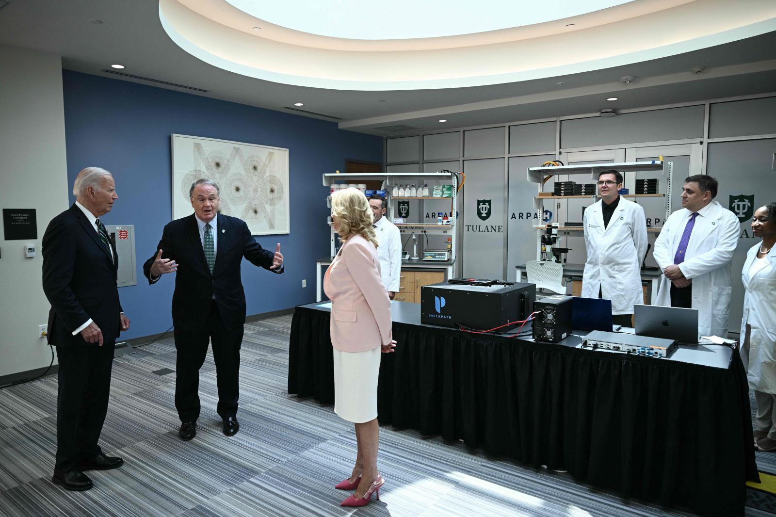 Joe y Jill Biden durante su visita al centro de investigación de Nueva Orleans.