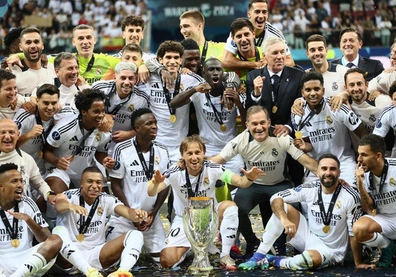 Los jugadores y el cuerpo técnico del Real Madrid posan con la Supercopa de Europa.