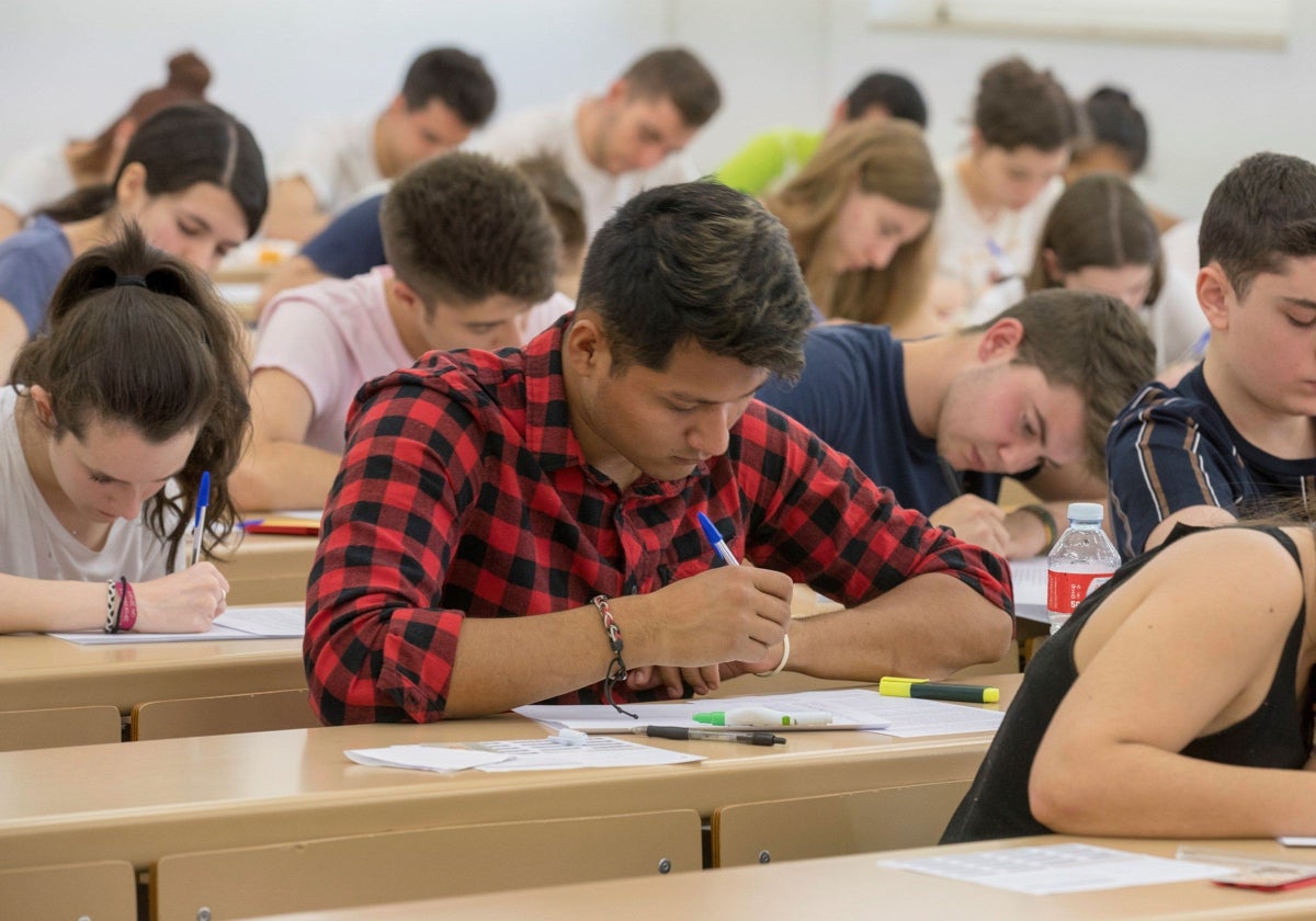 Un grupo de alumnos realiza un examen en un aula universitaria española.