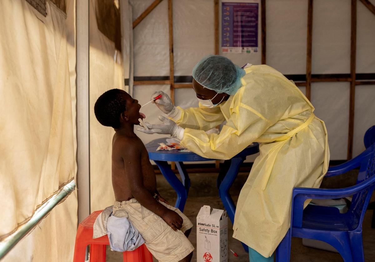 Un médico atiende a un niño con mpox en la República Democrática del Congo.