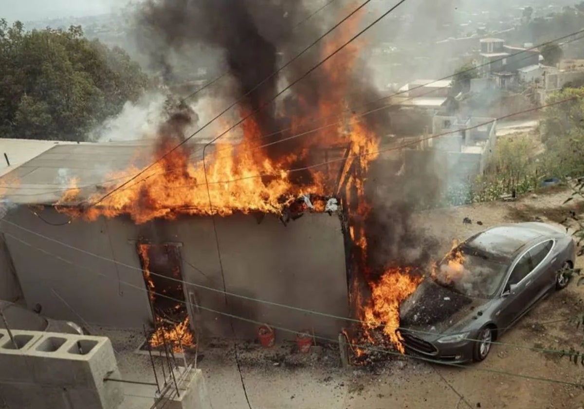 El incendio en la vivienda provocado por el Tesla.