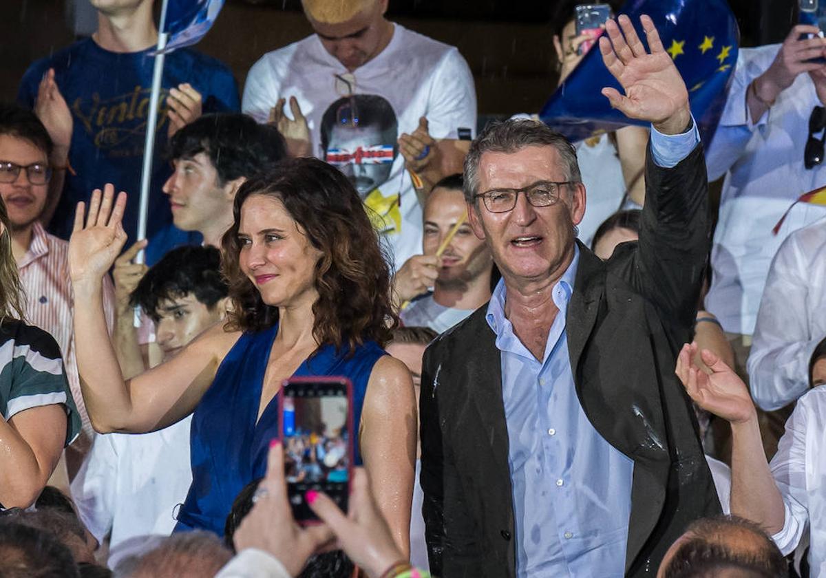 Ayuso, Feijóo y Almeida, ayer en Madrid bajo la lluvia, en el penúltimo día de campaña para las europeas