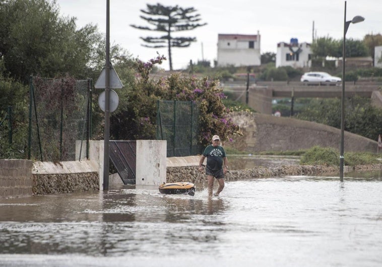 Un hombre atraviesa una zona inundada este jueves en Alaior, Menorca