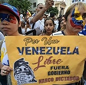 Decenas de personas se manifiestan en apoyo a la oposición venezolana en Sao Paulo.