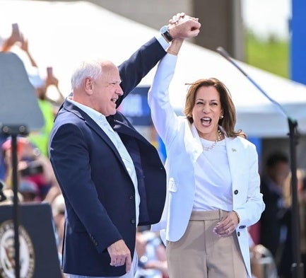 Kamala Harris y Tim Walz, eufóricos en un mitin.