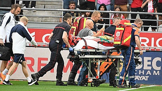 Un jugador del Lille, trasladado al hospital tras recibir un fuerte golpe en la cabeza