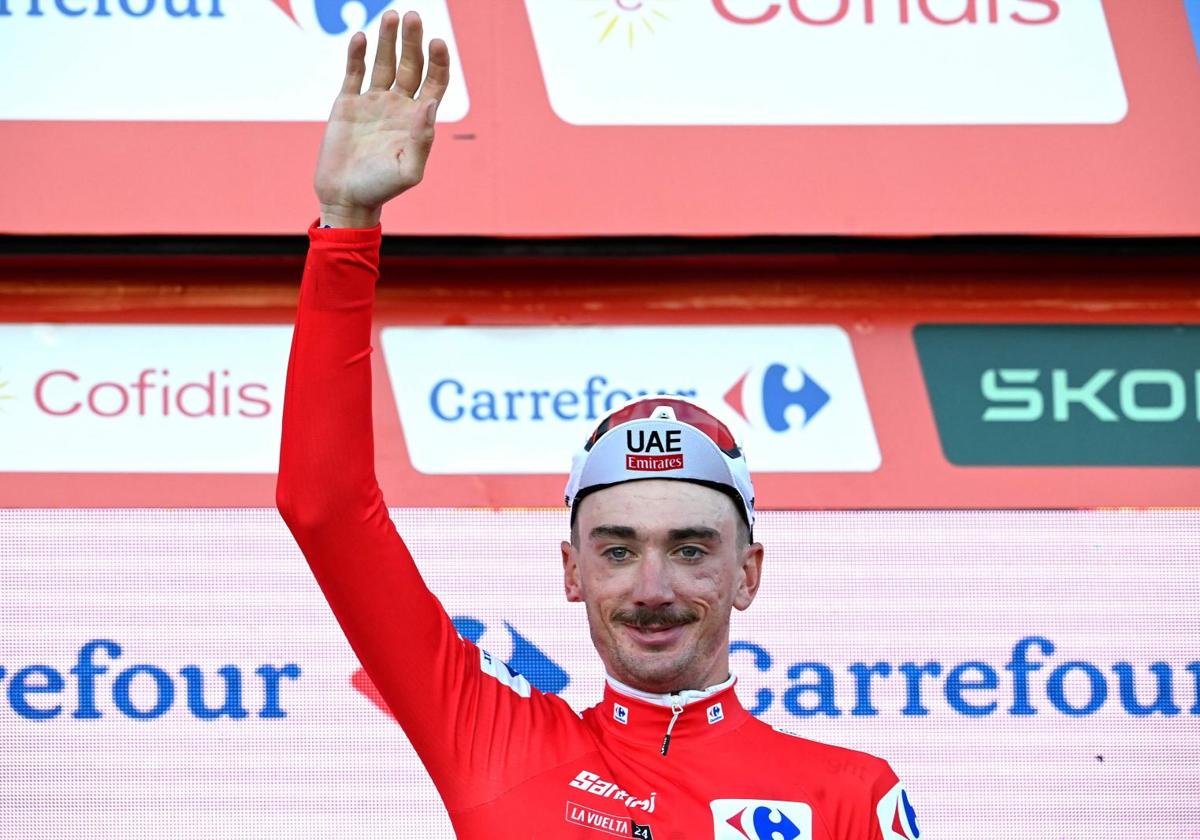 Brandon McNulty, con el jersey rojo de líder de la Vuelta.