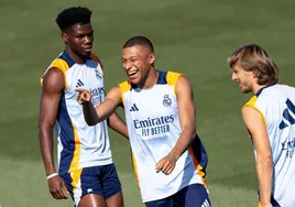 Mbappé sonríe en presencia de Tchouaméni y de Modric durante el entrenamiento del Real Madrid de este sábado.