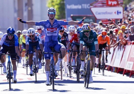 Kaden Groves celebra su victoria en la segunda etapa de la Vuelta.