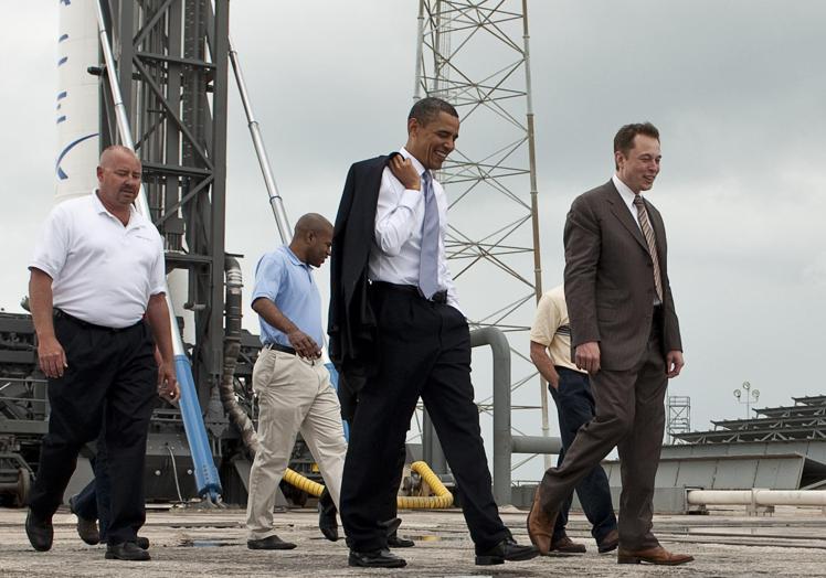Elon Musk muestra las instalaciones de SpaceX al presidente Barack Obama.