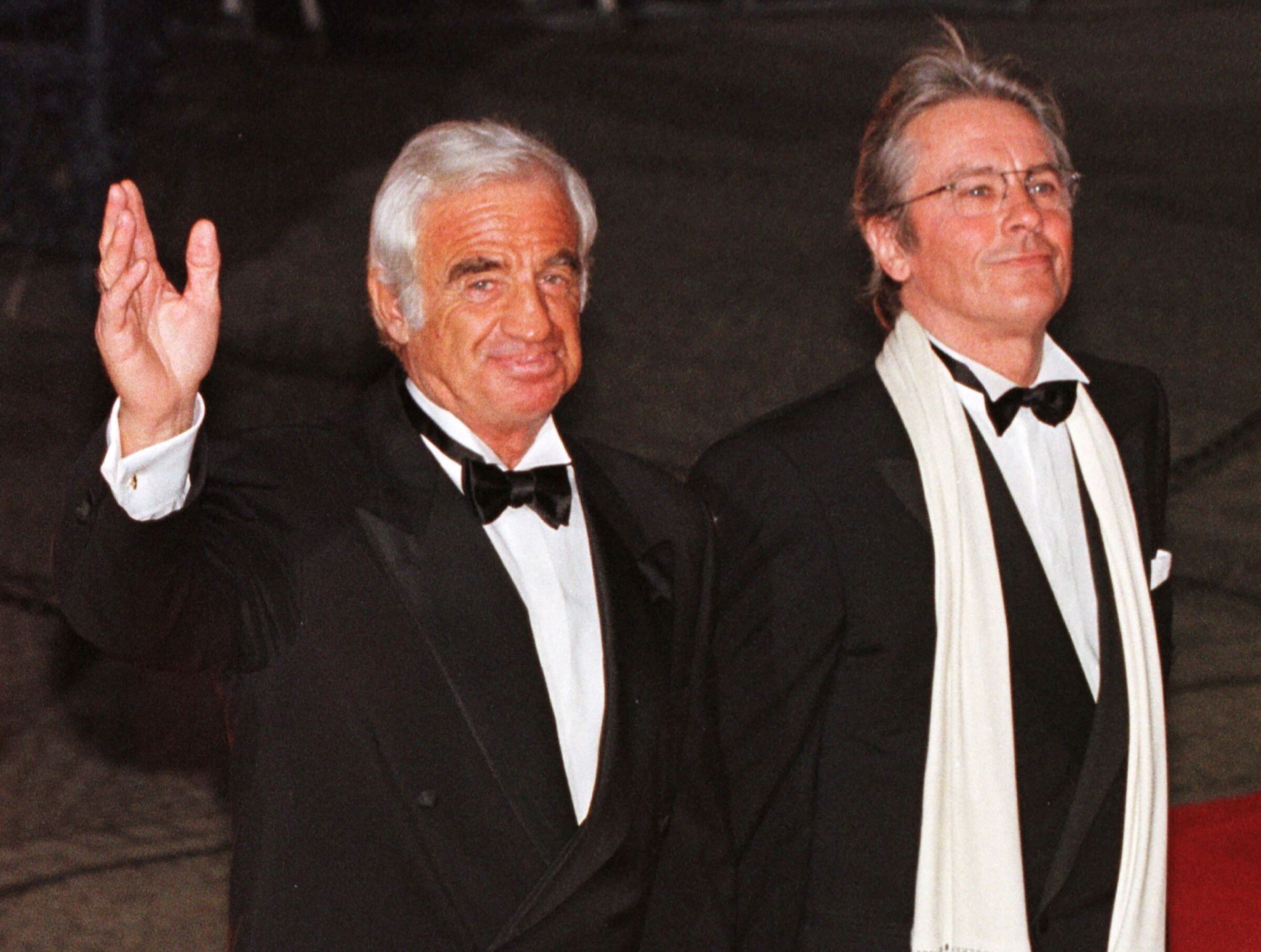 Alain Delon con el actor Jean-Paul Belmondo a su llegada al teatro berlinés Schauspielhaus durante la 48ª edición del Festival de Cine de Berlín, en 1998. 