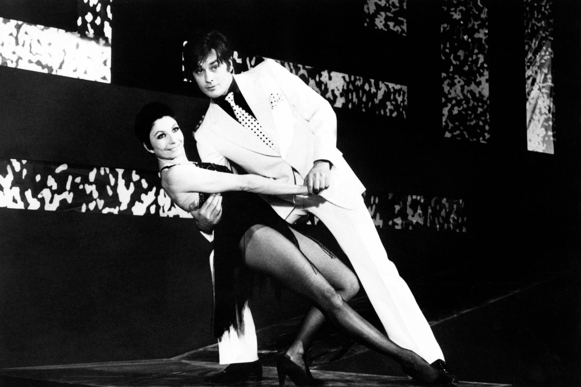 Foto tomada el 17 de enero de 1969 de la bailarina francesa Zizi Jeanmaire y el actor Alain Delon durante un programa de televisión dirigido por Roland Petit.