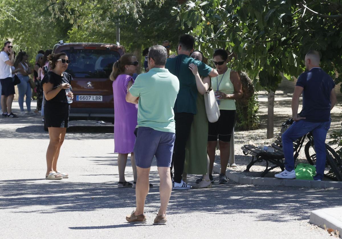 Familiares y amigos del niño fallecido en Mocejón (Toledo).