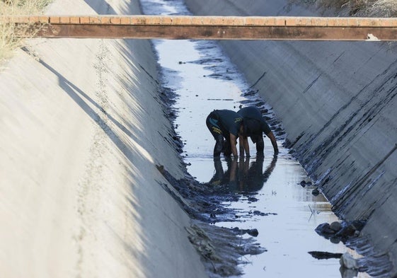 La Guardia Civil rastrea el canal de Mocejón en busca del arma