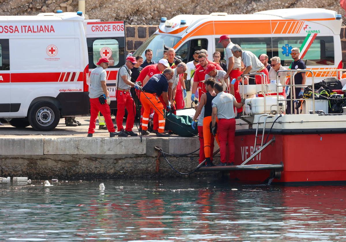 Personal de emergencias traslada el único cadáver recuperado este lunes en la zona del naufragio del 'Bayesian'