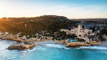 Esta es la mejor playa de Cataluña: una cala virgen de aguas cristalinas a la orilla de un castillo medieval