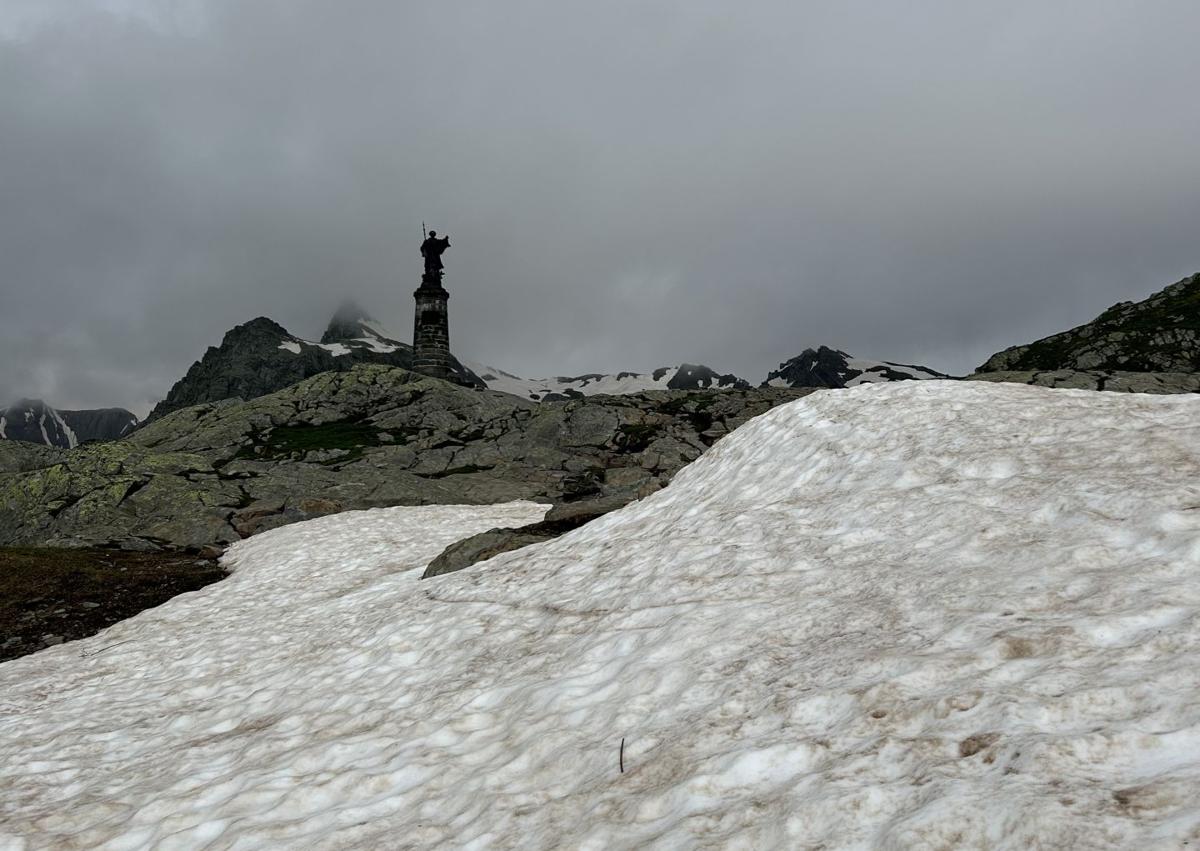 Imagen secundaria 1 - A la izquierda, monumento a San Bernardo frente a un glaciar en el lado italiano. A la derecha, la ribera del Dora-Baltea a su paso por Fénis. 