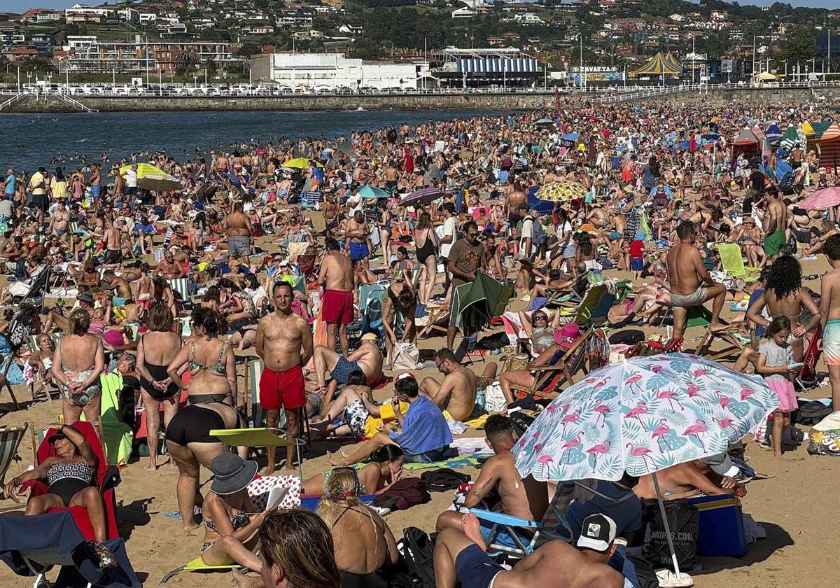 La playa de San Lorenzo, en Gijón (Asturias), abarrotada de turistas a finales de julio.