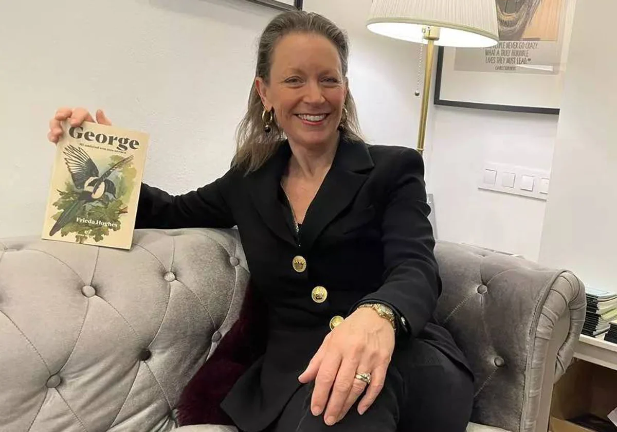 Frieda Hughes con un ejemplar de la edición española de su libro.