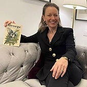 Frieda Hughes con un ejemplar de la edición españoal de su libro.