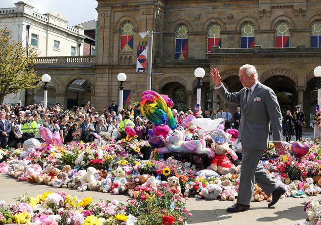 El monarca saluda al pasar por uno de los homenajes por las víctimas de Rudakubana en Southport.