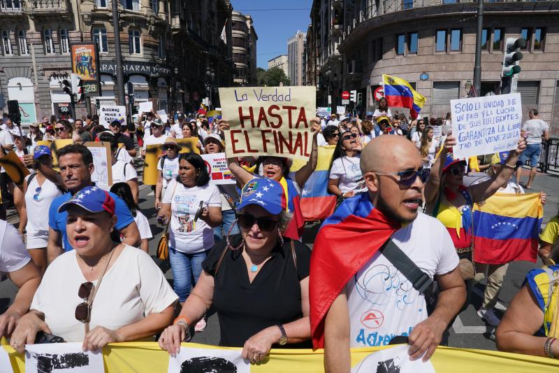 Protestas contra Nicolas Maduro en Bilbao . Manifestación en contra de la dictadura de Maduro en venezuela