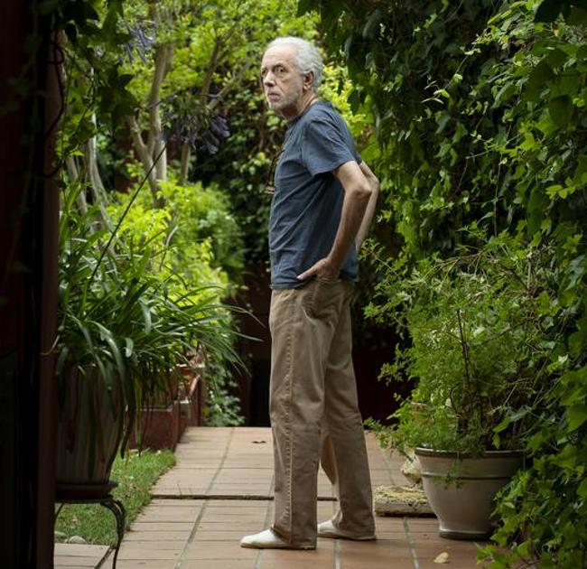 Fernando Trueba en el jardín de su casa madrileña.