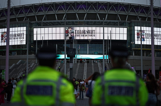 Dos policías frente al recinto en el que Taylor Swift celebró uno de los conciertos de su gira 'Eras Tour'