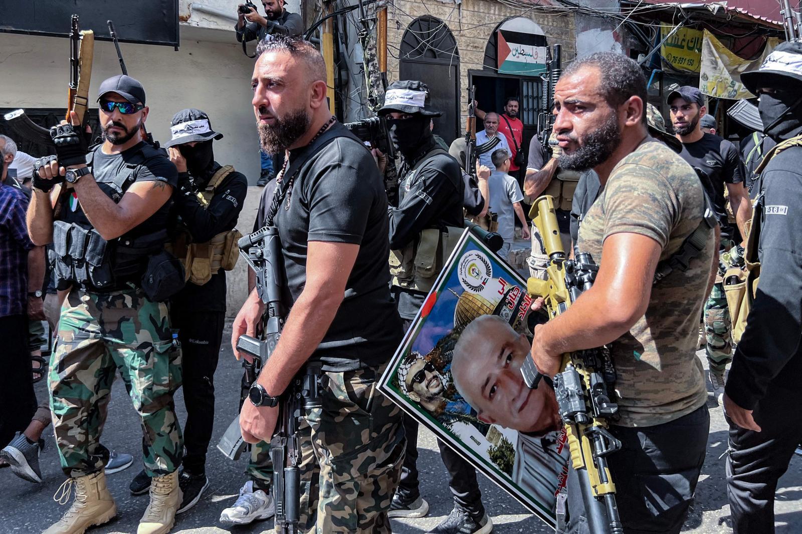 Combatientes palestinos en el funeral del comandante de Fatah Khalil Maqdah, asesinado por Israel en el sur de Líbano.