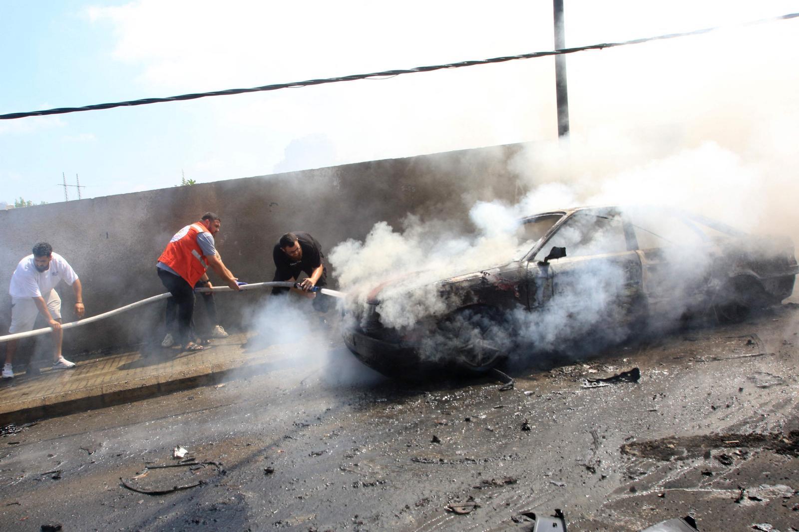 Sofocan el fuego de un coche incendiado en un ataque israelí en el sur de Líbano.