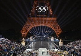 Vista de los aros olímpicos en la Torre Eiffel en la inauguración de los Juegos Olímpicos de París.