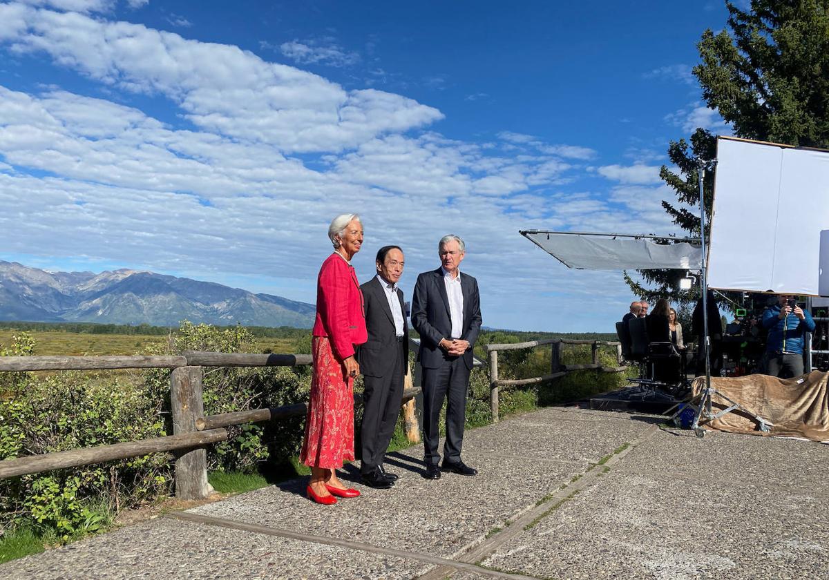 La presidenta del BCE, Christine Lagarde, junto a sus homólogos de la Fed de EE UU y el Banco de Japón, en la reunión de Jackson Hole de 2023.