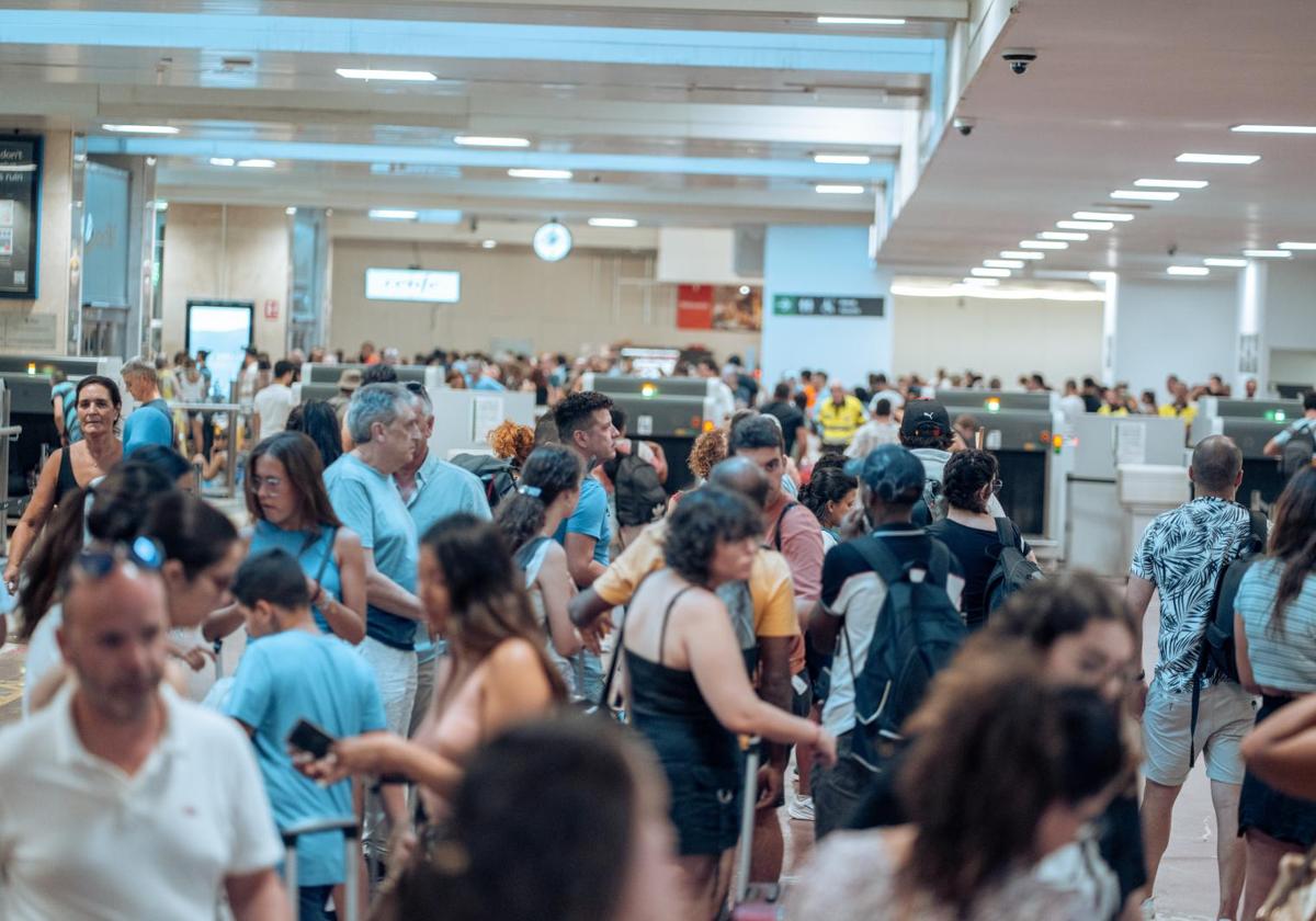 Decenas de personas afectadas por los retrasos en varios trenes, en la en la estación de tren de Chamartín el 20 de agosto