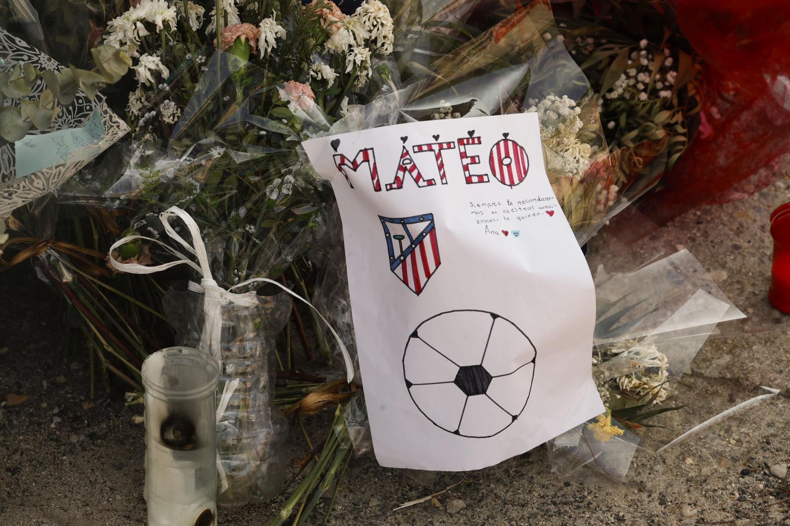 Imagen secundaria 2 - Altar en memoria del pequeño asesinado en Mocejón (Toledo).