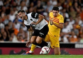 Andreas Christensen, con Hugo Duro durante el Valencia-Barça de la primera jornada de Liga en Mestalla.