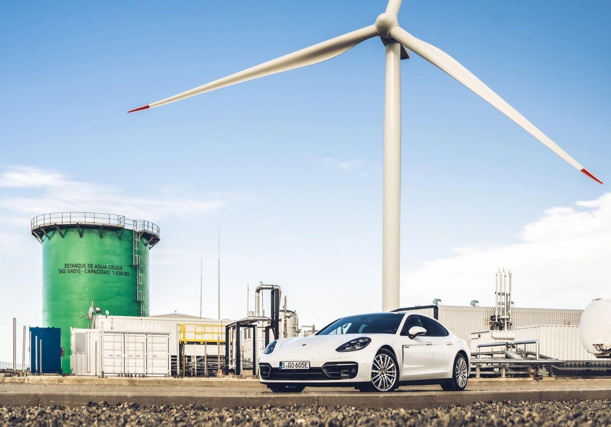 Un Porsche Panamera en la planta de combustibles sintéticos de la marca en Chile.