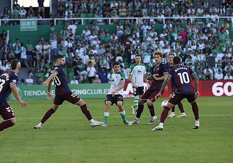 El Racing reacciona 'in extremis' y salva un punto ante el Eibar