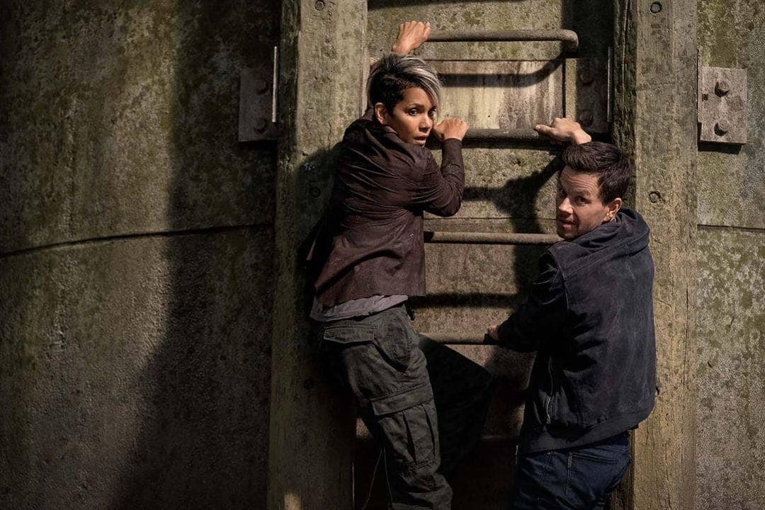 Halle Berry y Mark Wahlberg en 'El sindicato'