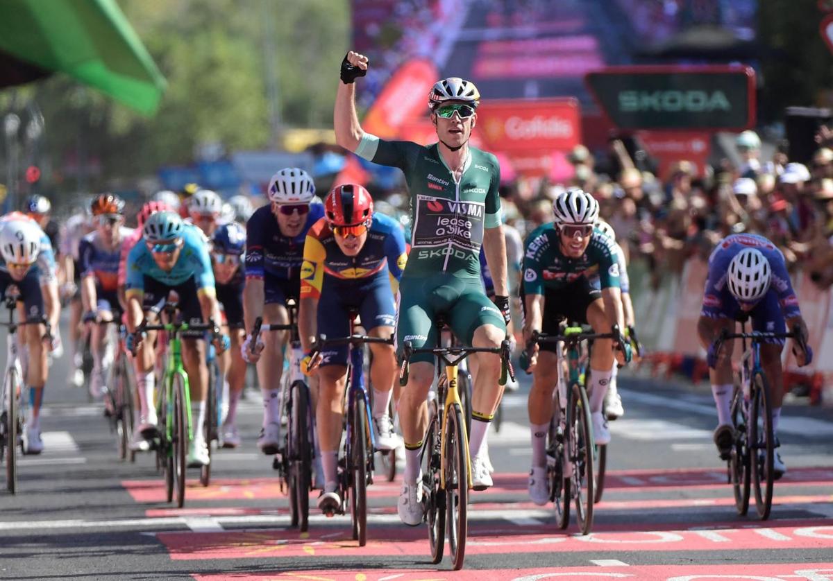 Wout van Aert celebra su victoria de etapa en Córdoba.