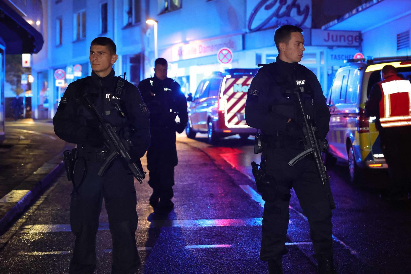 Las fuerzas de seguridad patrullan por la ciudad de Solingen después del ataque.