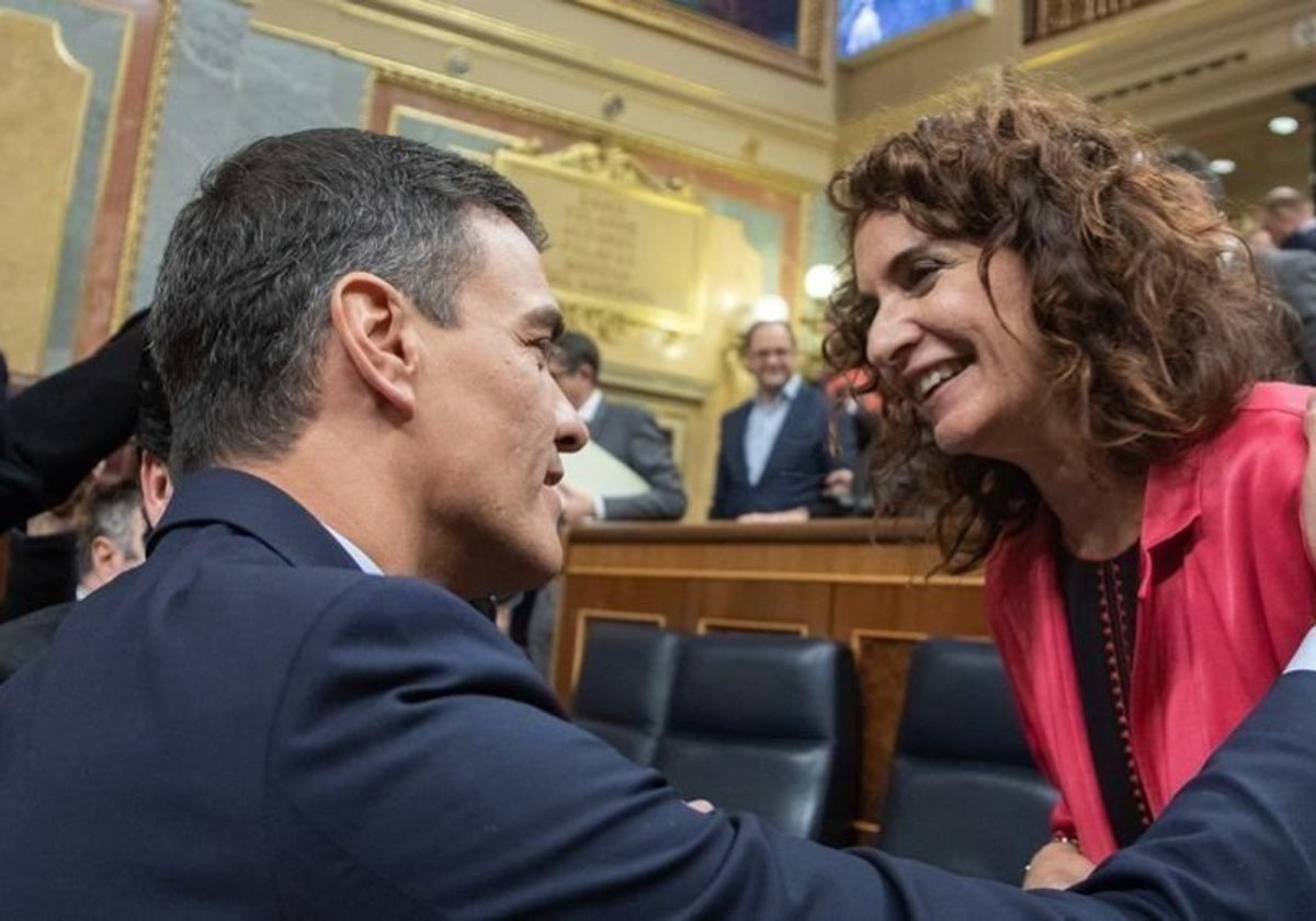 El presidente Pedro Sánchez y la vicepresidenta María Jesús Montero en el Congreso de los Diputados.