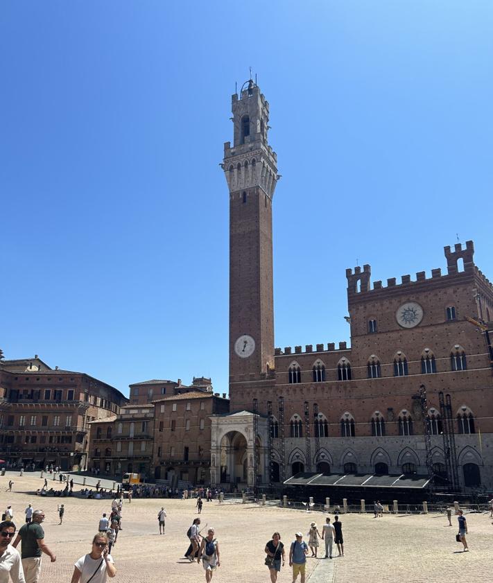 Imagen secundaria 2 - A la izquierda, amanecer en Siena. A la derecha, la Piazza del Duomo.