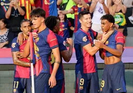 Los jugadores del Barça celebran el gol de Lamine Yamal.