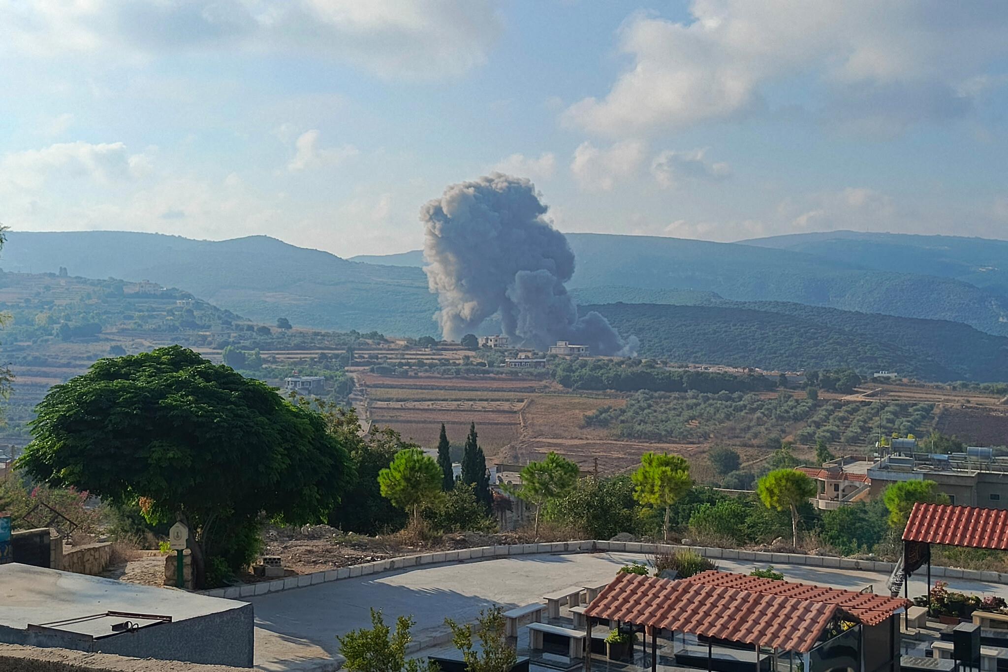 Una columna de humo se levanta sobre un terreno del sur de Líbano atacado por los cazas.