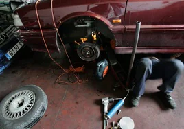 Mecánico de coches trabaja en un taller en una imagen de archivo.