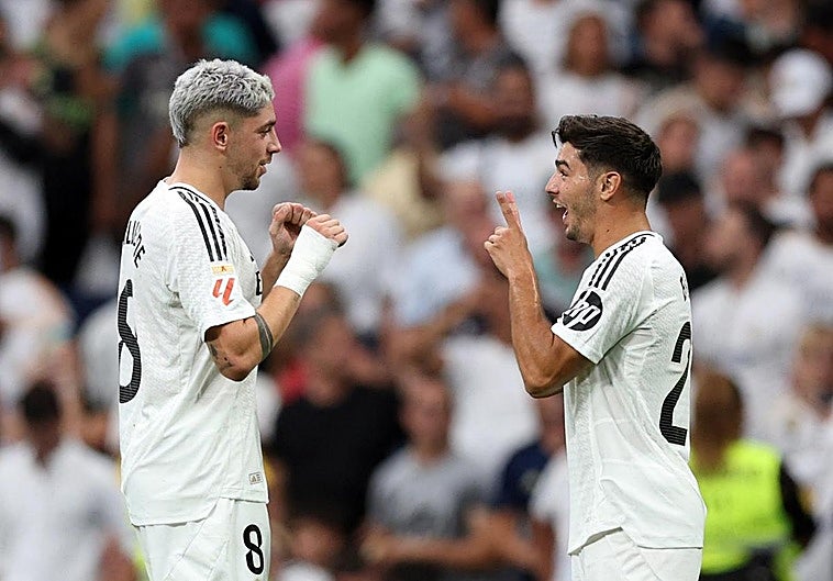 Valverde y Brahim Díaz celebran el gol del segundo al Valladolid.