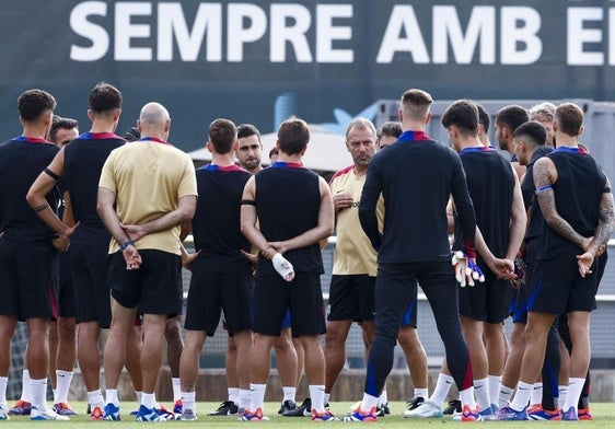 Hansi Flick, durante un entrenamiento del Barça.