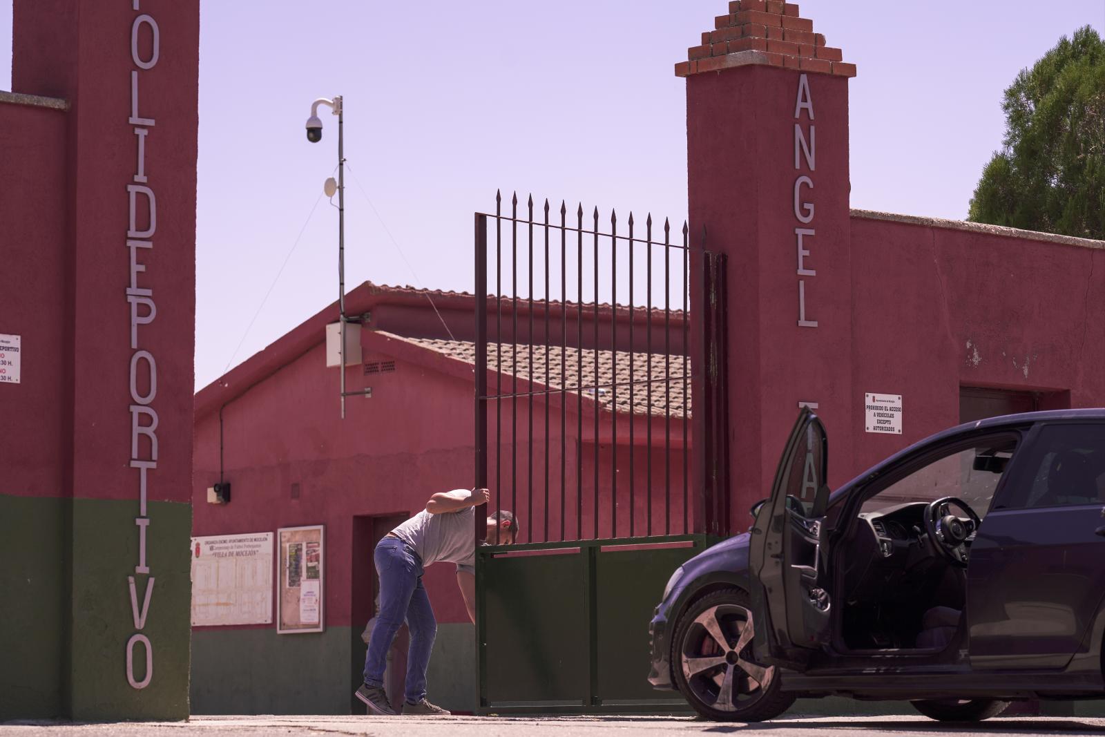 Entrada al polideportivo de Mocejón.