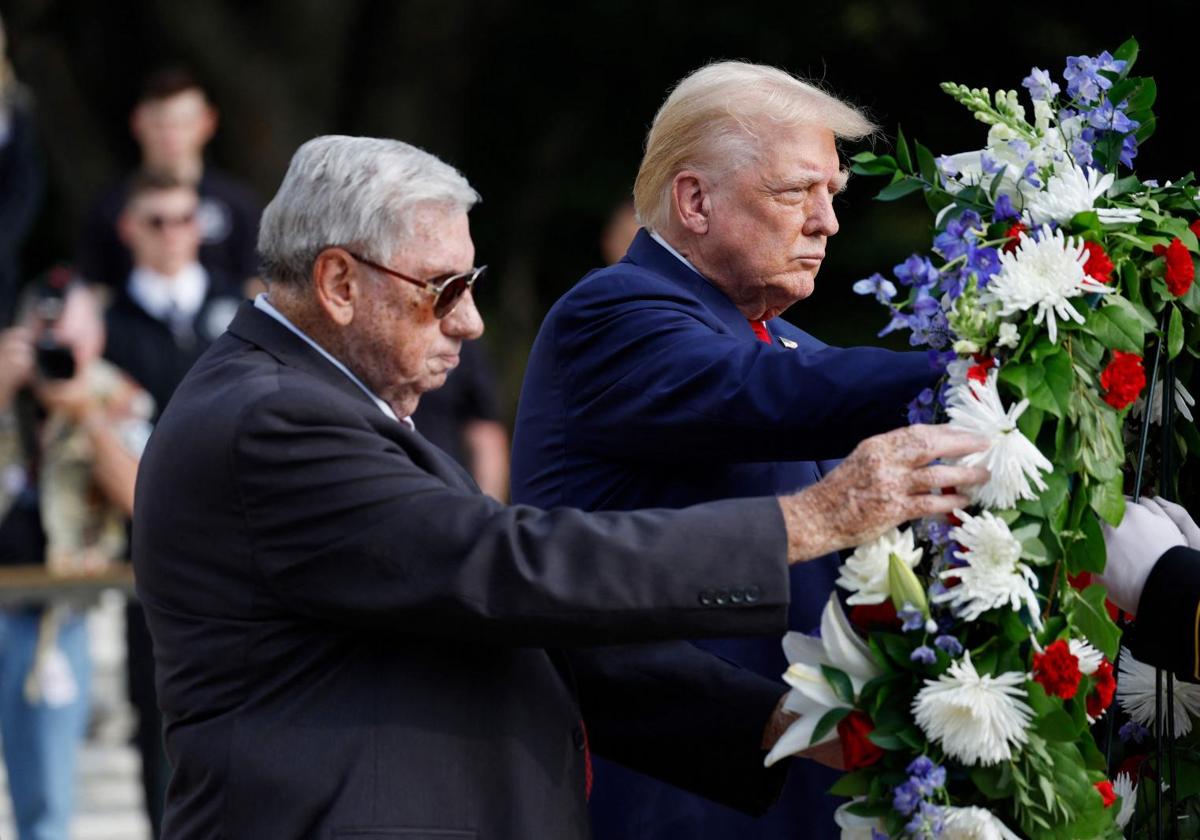 Donald Trump deposita una corona de flores en el cementerio de Arlington acompañado del abuelo de un sargento fallecido en el atentado de Abbey Gate.